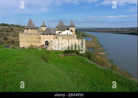 La forteresse de Khotyn est un complexe fortification situé sur la rive droite de la Dniester River à Khotyn; Chernivtsi Oblast (province) de l'ouest de l'Ukra Banque D'Images