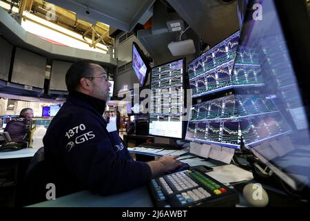 New York, États-Unis. 29th avril 2022. (220430) -- NEW YORK, le 30 avril 2022 (Xinhua) -- des commerçants travaillent à la Bourse de New York (NYSE) à New York, aux États-Unis, le 29 avril 2022. Les actions américaines ont fini en baisse vendredi. (Xinhua/Wang Ying) Credit: Xinhua/Alay Live News Banque D'Images