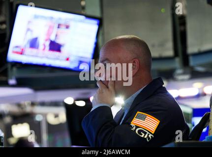 New York, États-Unis. 29th avril 2022. (220430) -- NEW YORK, le 30 avril 2022 (Xinhua) -- Un négociant travaille à la Bourse de New York (NYSE) à New York, aux États-Unis, le 29 avril 2022. Les actions américaines ont fini en baisse vendredi. (Xinhua/Wang Ying) Credit: Xinhua/Alay Live News Banque D'Images