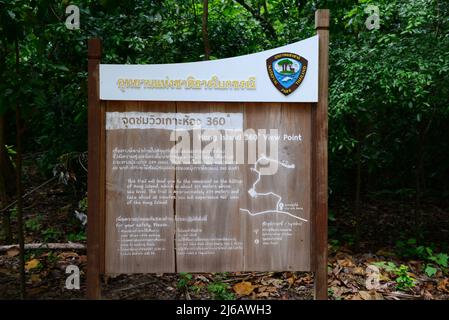 KRABI, THAÏLANDE - 25 mars 2022 : le signe du point de vue de l'île de Hong 360 degrés, Krabi, Thaïlande Banque D'Images