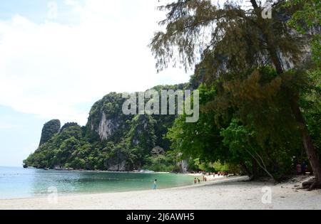 KRABI, THAÏLANDE - 25 mars 2022 : de nombreux touristes marchent de la jetée à la plage de l'île de Hong, que le parc national de Bok Khorani Banque D'Images