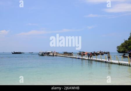 KRABI, THAÏLANDE - 25 mars 2022 : jetées flottantes le long de la côte pour les touristes à pied. Bateau amarre ponton en plastique qui flotte dans l'eau de mer à Hong i Banque D'Images