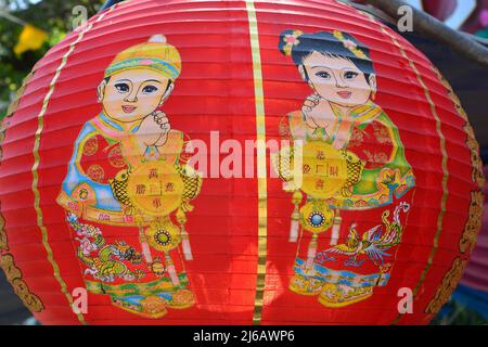 La traduction du texte apparaissant dans l'image est le nouvel an en chinois. Motif lanternes chinoises. Lanternes chinoises au temple.(le texte sur les lanternes signifie wealt Banque D'Images