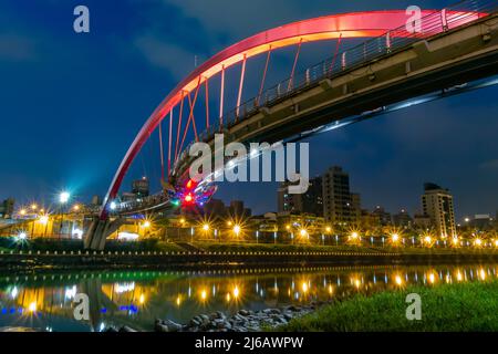 Vue au crépuscule sur le pont Rainbow à Taipei, Taïwan Banque D'Images