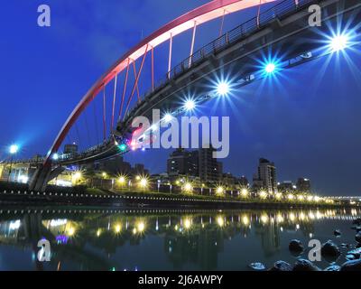 Vue au crépuscule sur le pont Rainbow à Taipei, Taïwan Banque D'Images