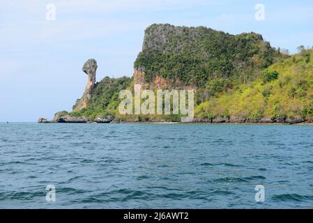 L'île de poulet, souvent appelée Koh Kai, et l'île de tup sont deux véritables îles paradisiaques à Krabi, dans le sud de la Thaïlande. Banque D'Images