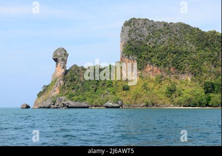 L'île de poulet, souvent appelée Koh Kai, et l'île de tup sont deux véritables îles paradisiaques à Krabi, dans le sud de la Thaïlande. Banque D'Images