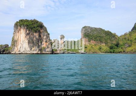 L'île de poulet, souvent appelée Koh Kai, et l'île de tup sont deux véritables îles paradisiaques à Krabi, dans le sud de la Thaïlande. Banque D'Images