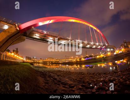 Vue au crépuscule sur le pont Rainbow à Taipei, Taïwan Banque D'Images