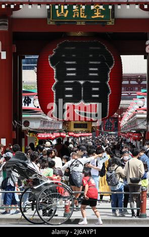 Tokyo, Japon. 30th avril 2022. 30 avril 2022, Tokyo, Japon - la rue commerçante de Nakamise, une approche du temple Sensoji est bondée de touristes dans le quartier d'Asakusa à Tokyo alors que les vacances de la semaine d'or ont commencé à travers le Japon le samedi 30 avril 2022. (Photo de Yoshio Tsunoda/AFLO) crédit: AFLO Co. Ltd./Alay Live News Banque D'Images