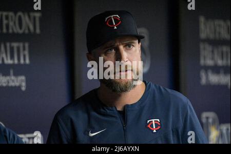 Floride, États-Unis. 29th avril 2022. Rocco Baldelli, le directeur des Minnesota Twins, marche le dugout pendant le sixième repas contre les Tampa Bay Rays au Tropicana Field à Saint-Pétersbourg, en Floride, le vendredi 29 avril 2022. Photo de Steve Nesius/UPI crédit: UPI/Alamy Live News Banque D'Images