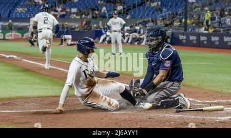 Floride, États-Unis. 29th avril 2022. Gary Sanchez (R), un attrape-twins du Minnesota, marque Brandon Lowe (C) de Tampa Bay Rays, qui essayait de marquer à partir de la troisième base une balle au sol frappée par Yandy Diaz (2) lors du septième repas au Tropicana Field, à Saint-Pétersbourg, en Floride, le vendredi 29 avril 2022. Photo de Steve Nesius/UPI crédit: UPI/Alamy Live News Banque D'Images