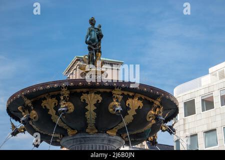 Le puits Caritas, également connu sous le nom de Fontaine Caritas, est la plus ancienne fontaine de Copenhague, au Danemark. Il a été construit en 1608 par Christian IV et est situé Banque D'Images