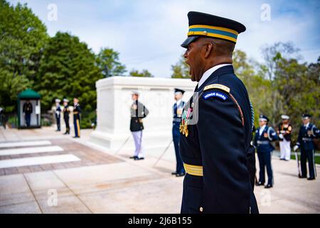 21 avril 2022 - Arlington, Virginia, États-Unis - les membres du Service soutiennent une cérémonie de remise des serment des Forces armées avec distinction à la tombe du soldat inconnu au cimetière national d'Arlington, Arlington, Virginie, 21 avril 2022. La couronne a été déposée par Jana ÄŒernochovÃ, ministre de la Défense de la République tchèque. (Image de crédit : © U.S. Army/ZUMA Press Wire Service/ZUMAPRESS.com) Banque D'Images