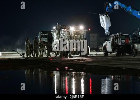 27 avril 2022 - la base aérienne de Kunsan, Busan Gwang'yeogsi [Pusan-Kwangy, Corée du Sud - des aviateurs de l'escadron du génie civil 8th, des trottoirs et un atelier d'équipement lourd participent à la formation de réparation rapide des dommages sur les terrains d'aviation à la base aérienne de Kunsan, République de Corée, le 26 avril 2022. Les 8th ces ont activé leurs équipes RADR après des attaques simulées ont obtenu une réponse pour 27 cratères endommageant la piste. Des aviateurs de diverses unités, y compris le 8th Escadron des communications et le 8th Escadron de préparation à la logistique, ont servi de membres de l'équipe de direction et ont exécuté l'entraînement aux côtés des aviateurs de la SCÉ 8th. (Image de crédit : © U.S. Air Force/ Banque D'Images