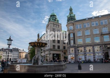 Le puits Caritas, également connu sous le nom de Fontaine Caritas, est la plus ancienne fontaine de Copenhague, au Danemark. Il a été construit en 1608 par Christian IV et est situé Banque D'Images