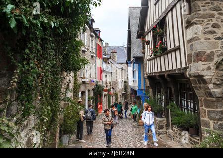 DINAN, FRANCE - 4 SEPTEMBRE 2019 : des touristes non identifiés inspectent la rue médiévale préservée de la ville bretonne. Banque D'Images