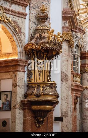 Chaire baroque dans la Karlskirche, Vienne. L'alat-voix forme une canopée avec deux putti tenant une croix et un calice avec hôte; atante sur le dessus Banque D'Images