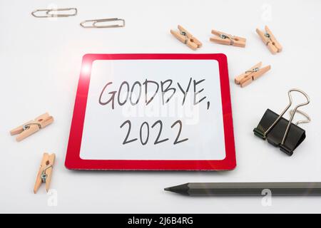 Légende conceptuelle Au revoir 2022. Mot pour le jalon de la Saint-Sylvestre le mois dernier célébration transition ordinateur clavier et symbole.support d'information pour Banque D'Images