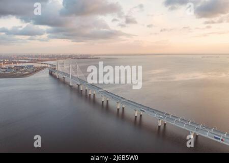 Paysage industriel panoramique avec autoroute surélevée sur la mer à Saint-Pétersbourg, Russie vue aérienne au coucher du soleil. Paysage avec pont, ciel nuageux et Banque D'Images