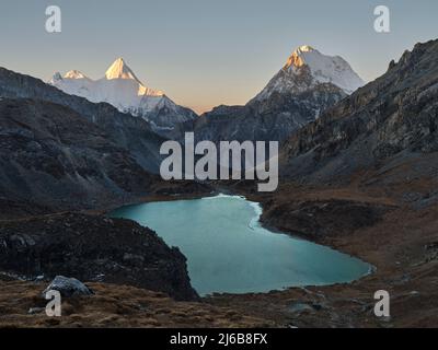 mont jampayang, mont chanadorje et lac boyongcuo au lever du soleil dans le parc national de yading, comté de daocheng, province du sichuan, chine Banque D'Images