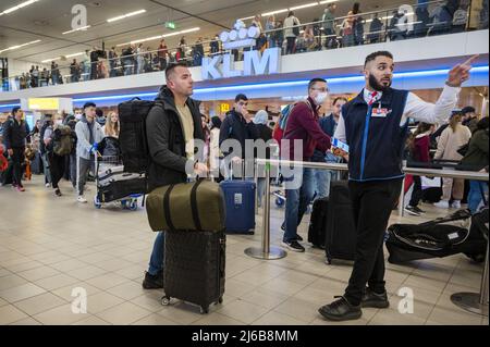 Schiphol, pays-Bas. 30th avril 2022. 2022-04-30 06:52:24 SCHIPHOL - l'aéroport de Schiphol est très occupé ce week-end. L'aéroport est confronté à de graves pénuries de personnel car il y a des centaines de postes vacants aux comptoirs d'enregistrement, de sécurité et dans le sous-sol des bagages qui ne peuvent pas être remplis. ANP EVERT ELZINGA pays-bas - belgique OUT crédit: ANP/Alay Live News Banque D'Images