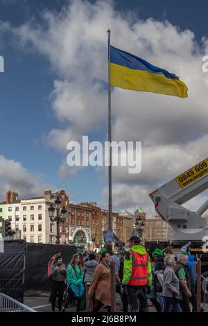 Hommage à la lutte contre l'Ukraine lors de la parade de la Saint Patrick 2022, saluez et honorez le drapeau de l'Ukraine, drapeaux ukrainiens à Dublin, Irlande Banque D'Images