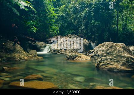 L'eau coule sur les rochers. eau bleue et claire dans une rivière de montagne. Aceh, Indonésie Banque D'Images
