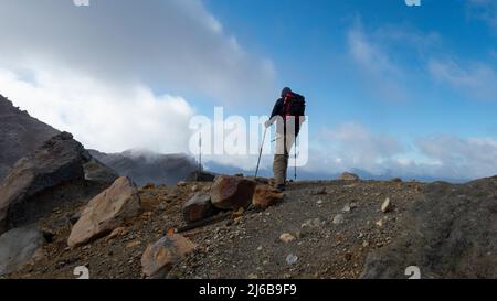 Randonnée sur le terrain escarpé de la cape jusqu'au cratère Rouge sur Tongariro Alpine Crossing. Nouvelle-Zélande. Banque D'Images