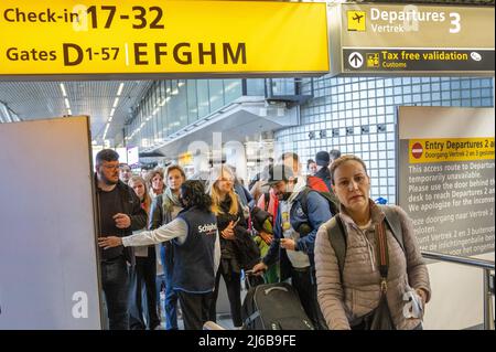 Schiphol, pays-Bas. 30th avril 2022. 2022-04-30 07:09:44 SCHIPHOL - l'aéroport de Schiphol est très occupé ce week-end. L'aéroport est confronté à de graves pénuries de personnel car il y a des centaines de postes vacants aux comptoirs d'enregistrement, de sécurité et dans le sous-sol des bagages qui ne peuvent pas être remplis. ANP EVERT ELZINGA pays-bas - belgique OUT crédit: ANP/Alay Live News Banque D'Images