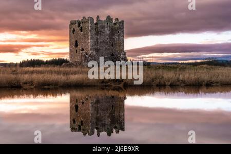 Coucher de soleil d'hiver sur le château de Threave, reflet sur la rivière Dee, Château Douglas, Écosse Banque D'Images