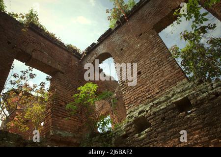 Les ruines d'un ancien palais construit par la dynastie Bhanj (Mayur/Peacock) à la périphérie de Tamluk au Bengale occidental, en Inde. Banque D'Images