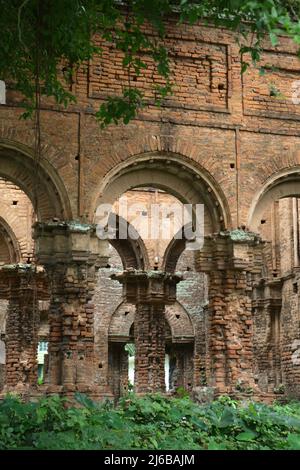 Les ruines d'un ancien palais construit par la dynastie Bhanj (Mayur/Peacock) à la périphérie de Tamluk au Bengale occidental, en Inde. Banque D'Images