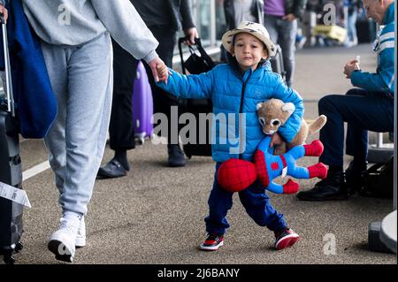 Schiphol, pays-Bas. 30th avril 2022. 2022-04-30 07:52:45 SCHIPHOL - l'aéroport de Schiphol est très occupé ce week-end. L'aéroport est confronté à de graves pénuries de personnel car il y a des centaines de postes vacants aux comptoirs d'enregistrement, de sécurité et dans le sous-sol des bagages qui ne peuvent pas être remplis. ANP EVERT ELZINGA pays-bas - belgique OUT crédit: ANP/Alay Live News Banque D'Images