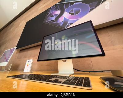 Paris, France - 18 mars 2022 : vue à angle bas de l'écran avec message installation du logiciel de démonstration sur le nouvel Apple Studio Display à côté de Mac Mini lors du lancement des ventes dans la boutique phare d'Apple Inc Banque D'Images