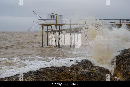 Vagues de l'océan Atlantique et cabane de pêche sur les rives de la côte ouest de l'Atlantique France près de la Rochelle Banque D'Images