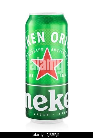 LONDRES, Royaume-Uni - FÉVRIER 22,2022 : bière Heineken malt lager sur fond blanc. Bière d'Amsterdam, la plus populaire dans le monde Banque D'Images