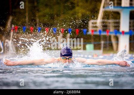 30 avril 2022, Basse-Saxe, Wolfsburg : un homme nage dans la piscine du bain VW. Photo: Moritz Frankenberg/dpa Banque D'Images