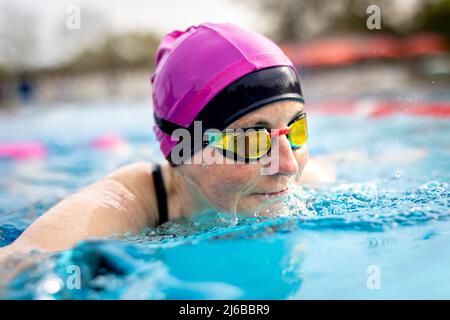 30 avril 2022, Basse-Saxe, Wolfsburg: Une femme nage dans la piscine du bain VW. Photo: Moritz Frankenberg/dpa Banque D'Images