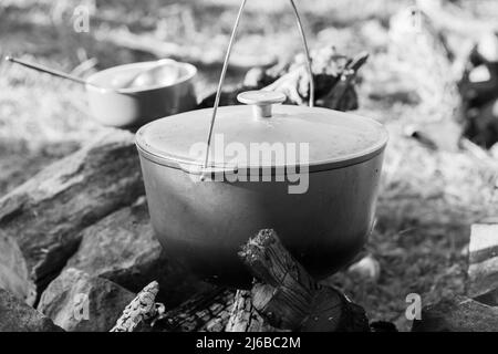 Préparation d'un repas sur feu ouvert. Feu de joie et chou-fleur, gros plan photo noir et blanc avec mise au point sélective Banque D'Images