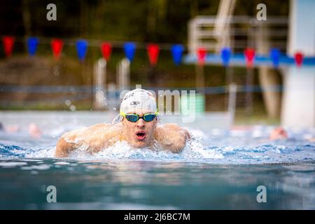 30 avril 2022, Basse-Saxe, Wolfsburg : un homme nage dans la piscine du bain VW. Photo: Moritz Frankenberg/dpa Banque D'Images