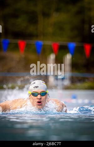 30 avril 2022, Basse-Saxe, Wolfsburg : un homme nage dans la piscine du bain VW. Photo: Moritz Frankenberg/dpa Banque D'Images