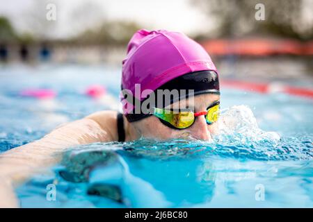 30 avril 2022, Basse-Saxe, Wolfsburg: Une femme nage dans la piscine du bain VW. Photo: Moritz Frankenberg/dpa Banque D'Images