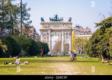 Milanese et les touristes apprécient le Parco Sempione (parc du Simplon) avec l'arche triomphale Arco della Pace (Arc de la paix) à Milan, en Italie. Banque D'Images