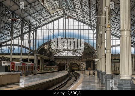 Ancienne gare de Lisbonne Portugal. Le train est juste de niveau et il n'y a pas de personnes sur la plate-forme qui attendent Banque D'Images