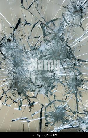 Un volet très endommagé avec de grands éclats et fissures. Peut-être même tourné sur lui et il se compose de la verre blindé Banque D'Images