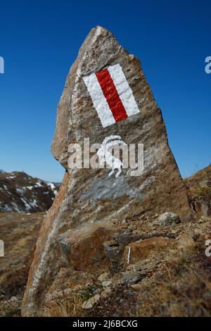 Un sentier typique blanc-rouge-blanc, le signal des chemins de randonnée en Suisse Banque D'Images