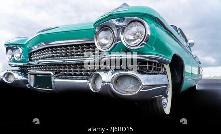 Vue avant d'une voiture rétro américaine classique. Clairement visible est le chrome brillant et les grands phares, une vue impressionnante cette voiture musculaire Banque D'Images