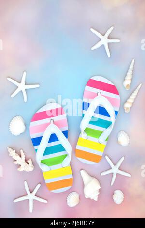 Tongs de couleur arc-en-ciel, off sur le concept abstrait de vacances avec coquillages de mer sur fond rose pastel et bleu dégradé ciel. Banque D'Images