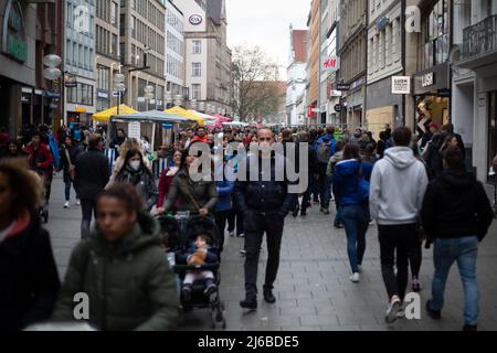 Les gens font du shopping dans la zone piétonne de Munich, en Allemagne, le 30 avril 2022. À l'extérieur presque personne porte un masque, à l'intérieur il est complètement différent. (Photo par Alexander Pohl/Sipa USA) Banque D'Images